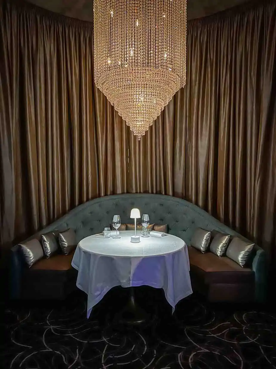 Ossiano Dining Table with Chandelier