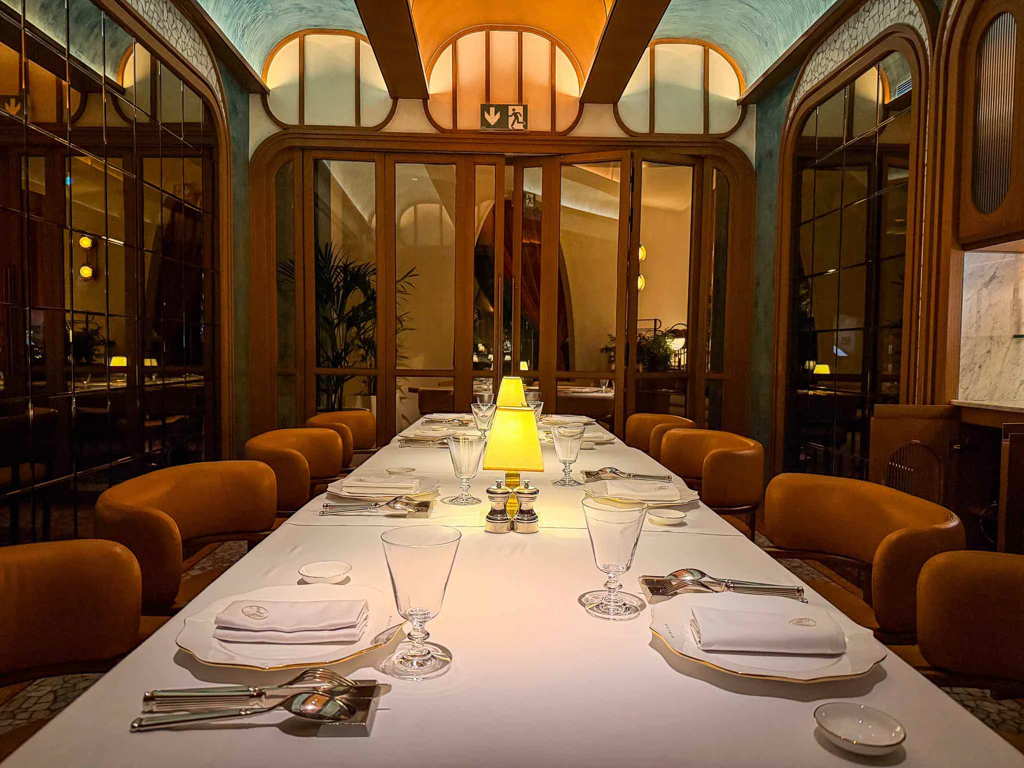 The private dining room continues Rialto’s mid-century language with ocean blue walls, warm brown chairs, curved architecture and the same theatrical table lighting.